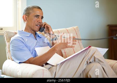 Präsident Barack Obama telefoniert am 12. August in Chilmark, Martha's Vineyard, Massachusetts, mit Premierminister Stephen Harper aus Kanada. 2014. ((Offizielles Foto Des Weißen Hauses). BILD MIT EINSCHRÄNKUNGEN, siehe Feld „zusätzliche Informationen“ Stockfoto