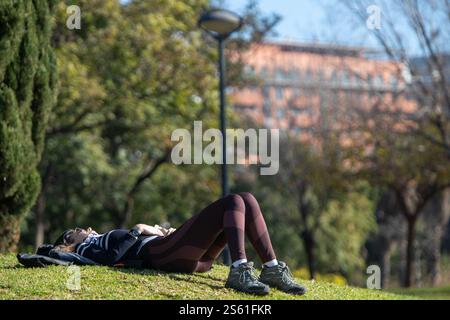 Valencia, Spanien, 15. Januar 2025. Der Turia-Garten in Valencia ist etwa 9 Kilometer lang und erstreckt sich über eine Fläche von rund 110 Hektar. Damit ist er in diesem Jahr einer der größten städtischen Parks Spaniens. Das Magazin Forbes hat Valencia zur besten Stadt der Welt erklärt, die in den Ruhestand gehen kann. Quelle: Eduard Ripoll. Stockfoto