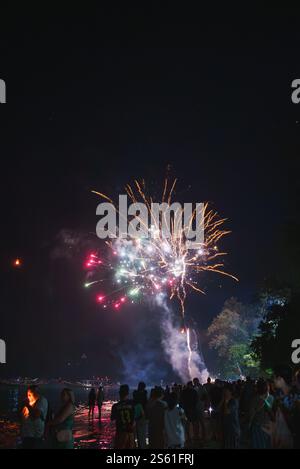 Feuerwerk erleuchtet den Nachthimmel über dem Strand in Phuket, Thailand Stockfoto