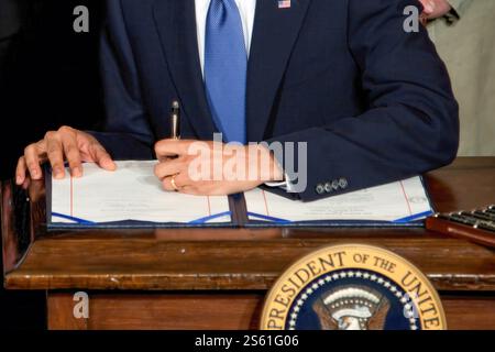 Präsident Barack Obama unterzeichnet das Gesetz zur Reform der Krankenversicherung im East Room of the White House, 23. März 2010. (Offizielles Foto Des Weißen Hauses). BILD MIT EINSCHRÄNKUNGEN, siehe Feld „zusätzliche Informationen“ Stockfoto