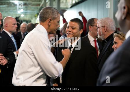 Präsident Barack Obama begrüßt Ramone Davis, einen Veteranen, der in Afghanistan und im Irak unterwegs war und jetzt im Ford-Montagewerk Michigan arbeitet, wo der Präsident in Wayne, mir, 7. Januar 2015 sprach. Der Präsident erwähnte Ramone in seiner Rede. (Offizielles Foto Des Weißen Hauses). BILD MIT EINSCHRÄNKUNGEN, siehe Feld „zusätzliche Informationen“ Stockfoto