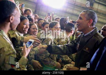 Präsident Barack Obama schüttelt am Sonntag, den 25. Mai 2014, die US-Truppen auf dem Bagram Airfield in Afghanistan. (Offizielles Foto Des Weißen Hauses). BILD MIT EINSCHRÄNKUNGEN, siehe Feld „zusätzliche Informationen“ Stockfoto