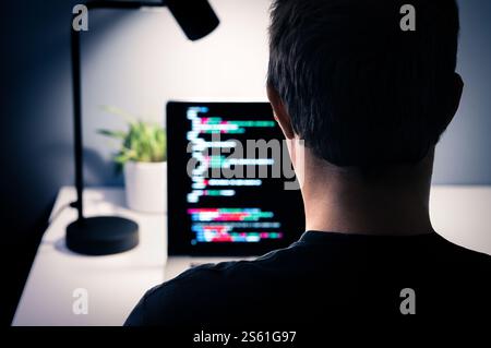 Cyberangriff durch Hacker. Ransomware-Software oder Malware. Datenhack mit Computer. Code wird auf dem Bildschirm entwickelt. Cybersicherheitsbetrug oder Cyberangriff. Stockfoto