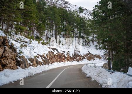 Blick auf die Bergstraße im Winter in Montenegro, Lovcen Nationalpark Stockfoto
