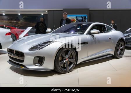 Jaguar F-TYPE 400 Sportwagen auf der Messe Autosalon in Brüssel. Belgien - 19. Januar 2017 Stockfoto