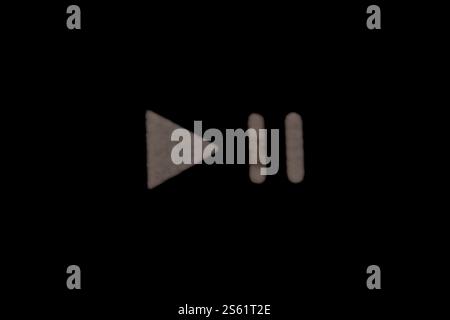 Wiedergabe Titel anhalten Episodensymbol in weiß mit schwarzem Hintergrund Stockfoto