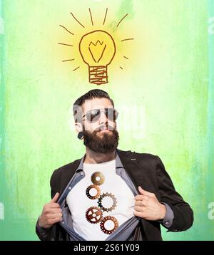 Junger Geschäftsmann, der von einer Idee beleuchtet wird Stockfoto