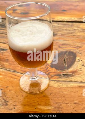 Glas Bier auf hölzernen Tisch. Stockfoto