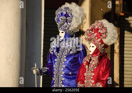 VENEDIG, ITALIEN - 16. FEBRUAR 2015:zwei Masken auf dem Markusplatz während des traditionellen Karnevals. Karneval ist jährliche Veranstaltung, die am Faschingsdienstag endet. Stockfoto