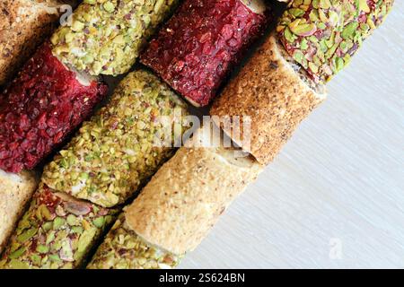 Rollen türkischer Delikatessen mit vielen verschiedenen Aromen und Füllungen aus nächster Nähe auf dem Tisch der Händler Markt Basar mit Kopierraum. türkische Brötchen Stockfoto