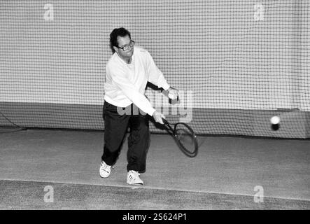 Deutschland, Troisdorf, 26.11.1994 Archiv.: 50-55-01 für Ihr Archiv Foto: Bundesaußenminister Klaus Kinkel beim Tennisspiel für Ihr Archiv *** Deutschland, Troisdorf, 26 11 1994 Archiv 50 55 01 für Ihr Archiv Foto Bundesaußenminister Klaus Kinkel spielt Tennis für Ihr Archiv Stockfoto