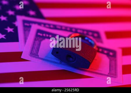 Vorhängeschloss und Sozialversicherungskarte auf der Flagge der Vereinigten Staaten in Nahaufnahme. Identitätsdiebstahl und Identitätsschutzkonzept. Vorhängeschloss und Sozialversicherungskarte an Stockfoto
