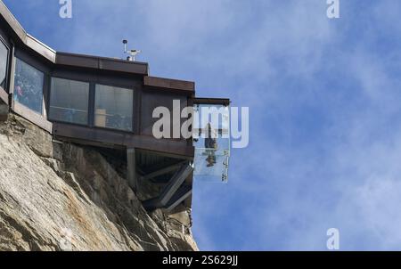 Blick von unten auf die Seilbahnstation Aiguille du Midi mit dem Schritt in die Leere, einem Glaskasten, auf 5 Seiten verglast, Chamonix, Haute Savoie, Frankreich Stockfoto