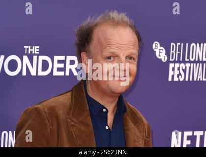 Toby Jones besucht „The Wonder“ – UK Premiere während des BFI London Film Festivals im Southbank Centre, Royal Festival Hall in London, England. Freitag, 7. Oktober 2022 - BANG MEDIA INTERNATIONAL FAMOUS PICTURES 28 HOLMES ROAD LONDON NW5 3AB VEREINIGTES KÖNIGREICH Tel. +44 (0) 02 7485 1005 E-Mail: pictures@famous.uk.com Stockfoto