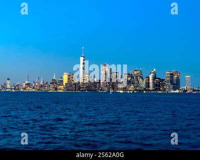 Blick vom Hudson in Richtung Spitze von Manhattan, Sonnenuntergang mit klarem Himmel Stockfoto
