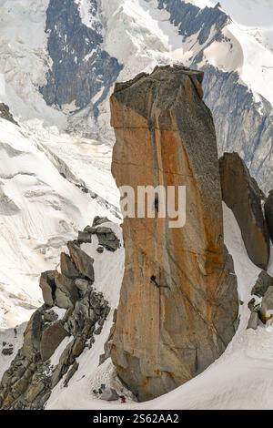 Kletterer auf dem berühmten „Grand Gendarme“, einem Gipfel der Cosmique Ridges im Mont Blanc Massiv, von der Aiguille du Midi, Chamonix, Frankreich Stockfoto