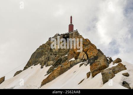 Flacher Blick auf den Gipfel der Aiguille du Midi (3842 m), im Mont Blanc-Massiv, Chamonix, Haute Savoie, Auvergne Rhone Alpes, Frankreich Stockfoto