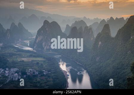 Xianggong Berg in Yangshuo Guilin Guangxi China mit Blick auf die Landschaft des Li-Flusses vom Xianggong Berg am frühen Morgen Stockfoto