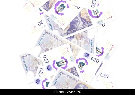 20 britische Pfund-Scheine fliegen isoliert auf weiß herunter. Viele Banknoten fallen mit weißem Kopierraum auf der linken und rechten Seite. 20 britische Pfund-Scheine Stockfoto