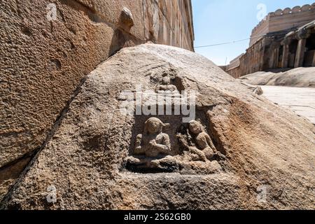 Alte Steinschnitzereien auf einem Felsen am Jain-Tempelkomplex auf dem Vindhaygiri-Hügel in Shravanabelagola. Stockfoto