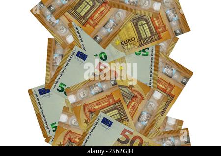 50 Euro-Scheine fliegen isoliert auf weiß herunter. Viele Banknoten fallen mit weißem Kopierraum auf der linken und rechten Seite. 50 Euro-Scheine fliegen isoliert herunter Stockfoto