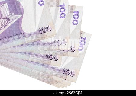 100 philippinische Piso-Scheine liegen in einem kleinen Bündel oder Pack isoliert auf weiß. Modell mit Kopierraum. Geschäfts- und Währungsumtauschkonzept. 100 Stockfoto