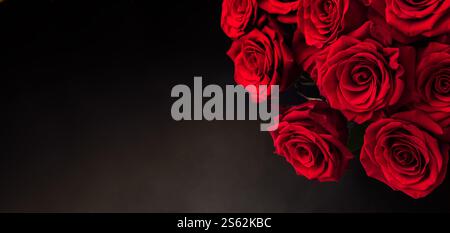 Rote Rosen Rahmen auf dunklem Hintergrund Draufsicht, Blumenvorlage mit Kopierraum Stockfoto