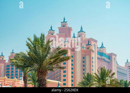 Luxuriöses pinkfarbenes Resort-Hotel mit komplexen architektonischen Details, umgeben von Palmen auf der künstlichen Insel Palm Jumeirah, Dubai City, VAE. Modern Stockfoto