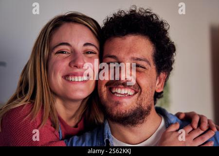 Fröhliches Nahporträt eines kaukasischen Paares, das beim Anblick der Kamera lächelt und umhüllt. Stockfoto