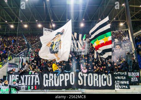 Bergamo, Italie. Januar 2025. Fans des Juventus FC, während des italienischen Meisterschaftsspiels Serie A zwischen Atalanta BC und Juventus FC am 14. Januar 2025 im Gewiss Stadium in Bergamo, Italien - Foto Morgese-Rossini/DPPI Credit: DPPI Media/Alamy Live News Stockfoto