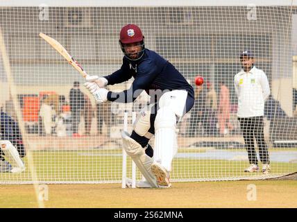 Die Spieler des West Indies Cricket-Teams wärmen sich auf und verbessern ihre Crickettechniken beim Netz-Übungsspiel für die kommenden zwei ICC World Test Championship-Tests gegen Pakistan am Mittwoch, den 15. Januar 2025, im Multan Cricket Stadium. Stockfoto