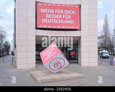 Berlin, 8. Januar 2025, Wahlplakat im SPD-Hauptsitz mit dem Motto: „MEHR FÜR SIE. BESSER FÜR DEUTSCHLAND und: „Scan QR und V Stockfoto