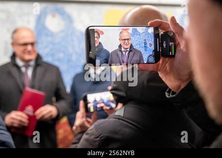 Rom, Rm, Italien. Januar 2025. ROBERTO GUALTIERI, Bürgermeister von Rom, nimmt an der Präsentation des Bahnhofs˜Ottaviano Teil, der nächstgelegenen U-Bahn-Station zum Vatikan. Der Bahnhof wurde für das Jubiläum 2025 komplett neu gestaltet. Diese Station bietet jährlich 18 Millionen Passagiere. Im Jubiläumsjahr werden mehr erwartet. (Kreditbild: © Marco Di Gianvito/ZUMA Press Wire) NUR REDAKTIONELLE VERWENDUNG! Nicht für kommerzielle ZWECKE! Stockfoto