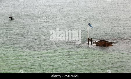 194 Windkegel und Edelstahl-Geländer-Trampolin des Hochwasser-Schwimmbades vor Bon-Secours Beach in Saint-Malo. Bretagne-Frankreich. Stockfoto