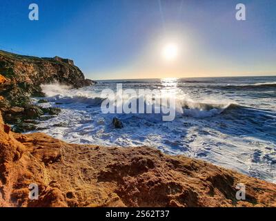 Große Wellen in der Nähe des Leuchtturms in Praia do Norte, Nazare in Portugal Stockfoto