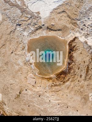 Blick von oben auf Strokkur geysirs sprudelndes geothermisches Becken im Süden Islands Stockfoto