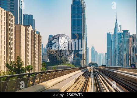 Dubai, VAE - 5. Mai 2024: Futuristische Skyline mit moderner U-Bahn, Wolkenkratzern und Museum of the Future. Futuristische Architektur in Dubai Stockfoto