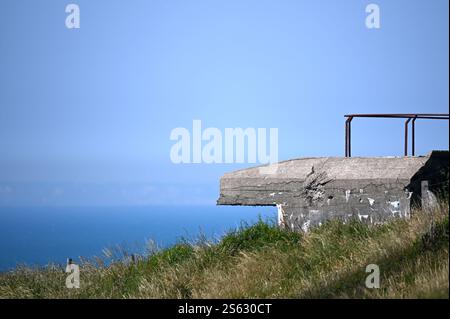 Ein Pillenkasten aus dem Zweiten Weltkrieg mit Blick über das Meer in Richtung Kent Küste von Frankreich Stockfoto
