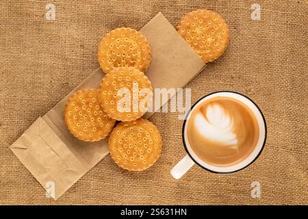 Schokoladenkekse mit hausgemachten Küchenutensilien, Nahaufnahme, Blick von oben und isoliert auf weißem Hintergrund. Stockfoto