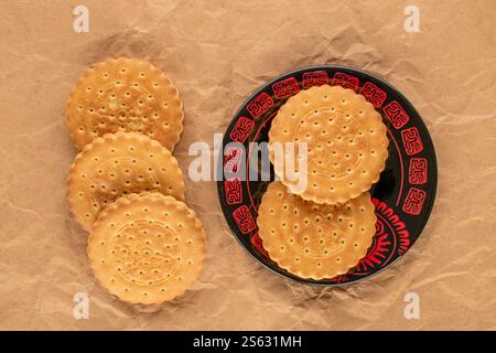 Schokoladenkekse mit hausgemachten Küchenutensilien, Nahaufnahme, Blick von oben und isoliert auf weißem Hintergrund. Stockfoto