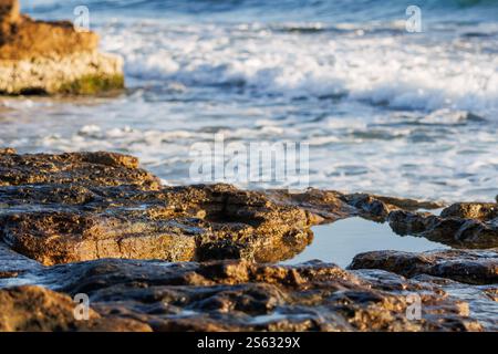 Felsiges Ufer des Agua Amarga Strandes in Alicante, Spanien Stockfoto