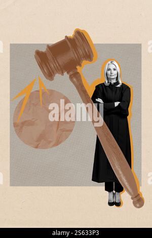 Collage Trend Artwork Composite Sketch Poster der Frau mittleren Alters Beruf Richter Stand Tragen Mantel großer Holzhammer Autoritätsentscheidung Stockfoto