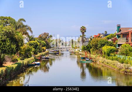 Gehobene Wohnanlage am Kanal entlang der hübschen Kanäle in Venedig, Los Angeles, Kalifornien, Westküste der USA, kleine Boote, die am Ufer des Kanals anlegen. Stockfoto