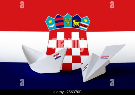 Kroatien Flagge auf dem Papier origami Flugzeug und Schiff dargestellt. Orientalische Handarbeit Kunst Konzept Stockfoto