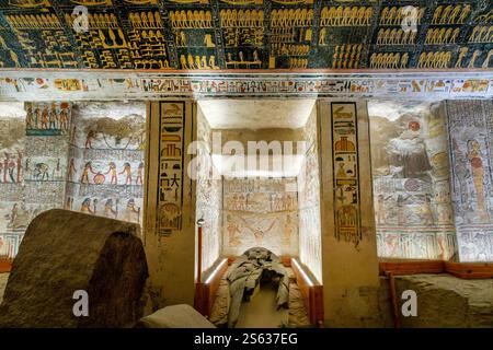 Sarkophag und gemalter Raum in Ramses V und VI (Ramses V und VI) Grab im Tal der Könige, Luxor West Bank, Ägypten Stockfoto