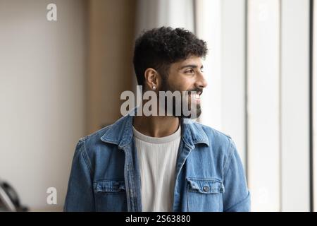 Ein männliches arabisches Firmenmitglied steht drinnen, schaut weg, Kopfschuss Stockfoto