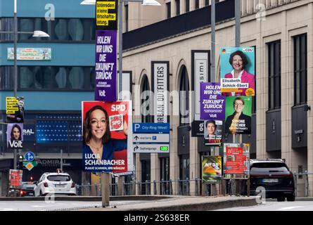 Bundestagswahl 2025. Wahlplakate der Parteien an einer Straße in Stuttgart. //15.01.2025: Stuttgart, Baden-Württemberg, Deutschland. *** Bundestagswahl 2025 Wahlplakate der Parteien auf einer Straße in Stuttgart 15 01 2025 Stuttgart, Baden Württemberg, Deutschland Stockfoto