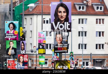 Bundestagswahl 2025. Wahlplakate der Parteien an einer Straße in Stuttgart. //15.01.2025: Stuttgart, Baden-Württemberg, Deutschland. *** Bundestagswahl 2025 Wahlplakate der Parteien auf einer Straße in Stuttgart 15 01 2025 Stuttgart, Baden Württemberg, Deutschland Stockfoto