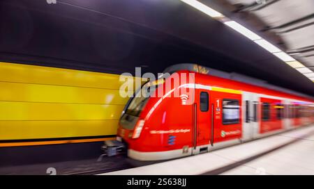 S-Bahn der Region Stuttgart in der unterirdischen Haltestelle Schwabstraße. //15.01.2025: Stuttgart, Baden-Württemberg, Deutschland. *** Region Stuttgart S-Bahn in der U-Bahn-Station Schwabstraße 15 01 2025 Stuttgart, Baden Württemberg, Deutschland Stockfoto