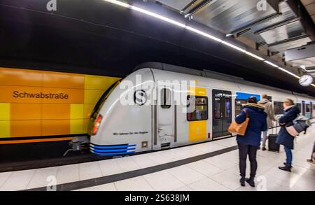 S-Bahn der Region Stuttgart in der unterirdischen Haltestelle Schwabstraße. //15.01.2025: Stuttgart, Baden-Württemberg, Deutschland. *** Region Stuttgart S-Bahn in der U-Bahn-Station Schwabstraße 15 01 2025 Stuttgart, Baden Württemberg, Deutschland Stockfoto